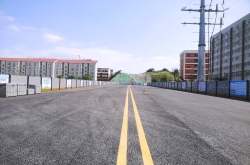 托子沖南路主幅路通車，新學(xué)校旁拉通了一條便民路